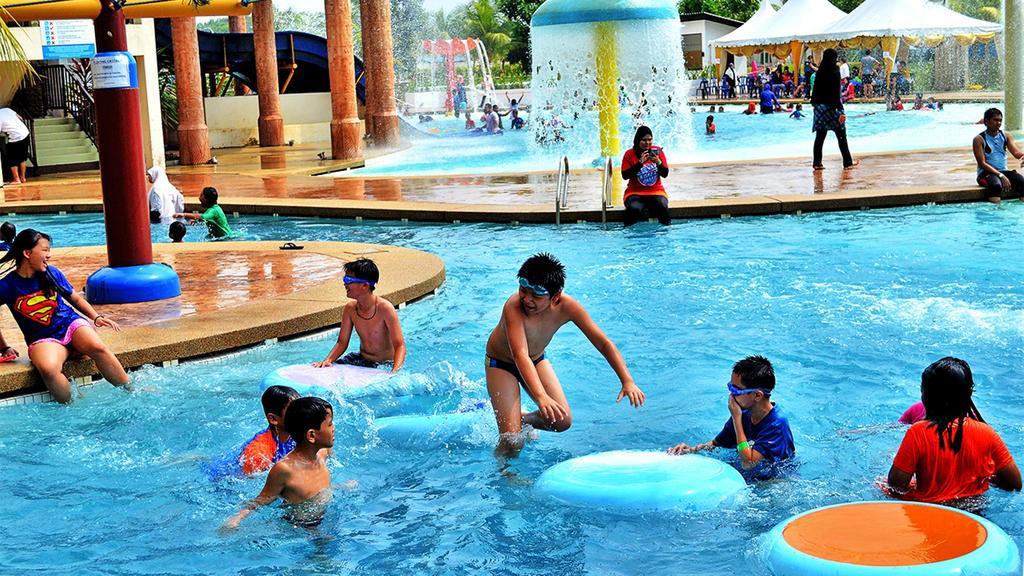 Bayou Lagoon Park Resort Malacca Exterior foto
